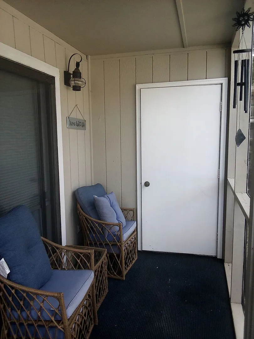 1870 Auburn Ln — Photo 3