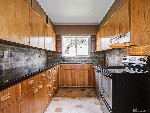 Kitchen with stainless steel appliances, granite tile counte