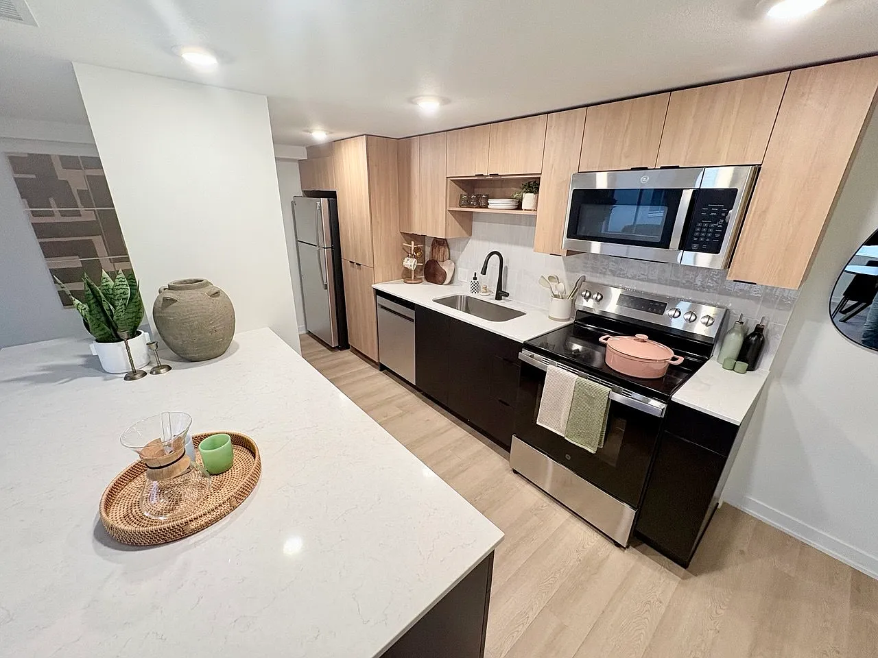 2 bed, 963 sqft, $1,899 — Photo 3