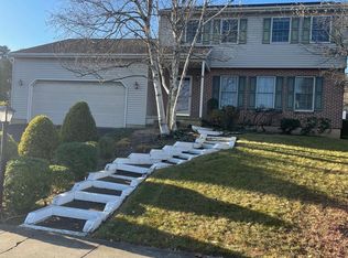 2720 Beacon Dr, Sinking Spring, PA 19608