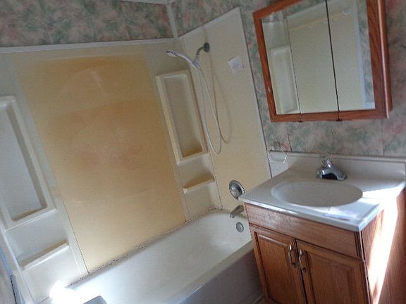 5th image of 915 E Warren Ave