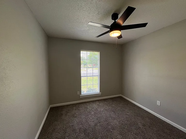 571 Loraine Rd — Photo 2