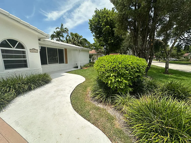 11261 NW 42nd St — Photo 2