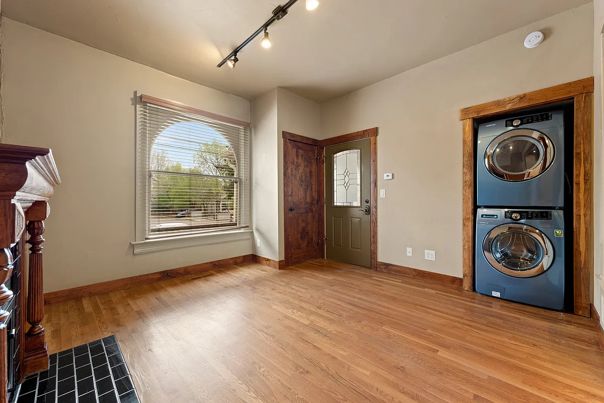 Building Photo - 2700 E 12th Ave #1