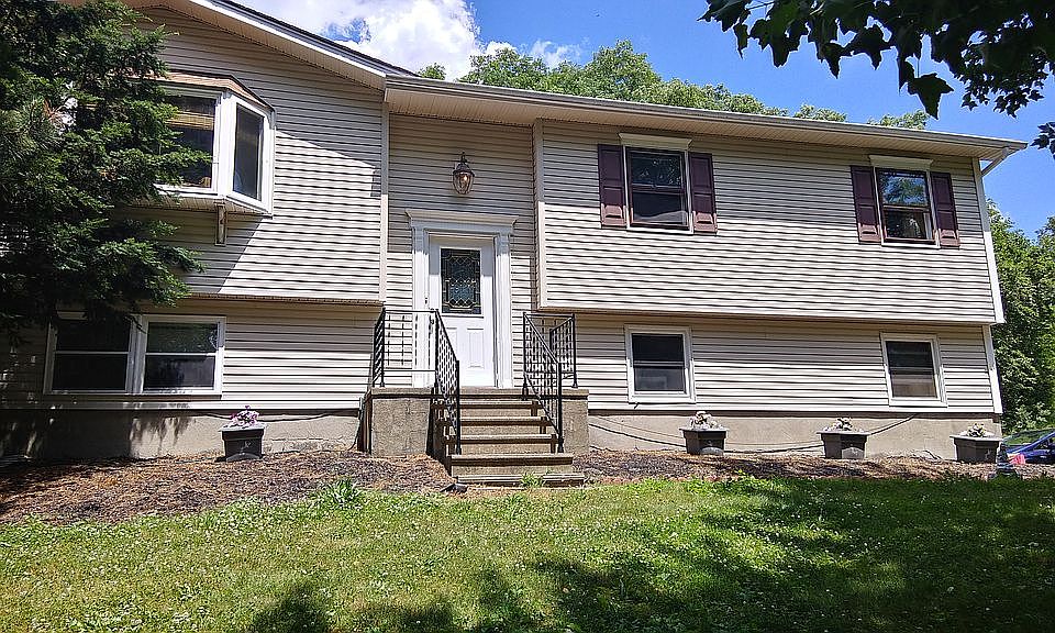 1st image of 10 Robyn Dr