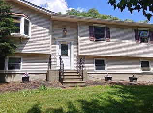10 Robyn Dr, Marlboro, NY 12542