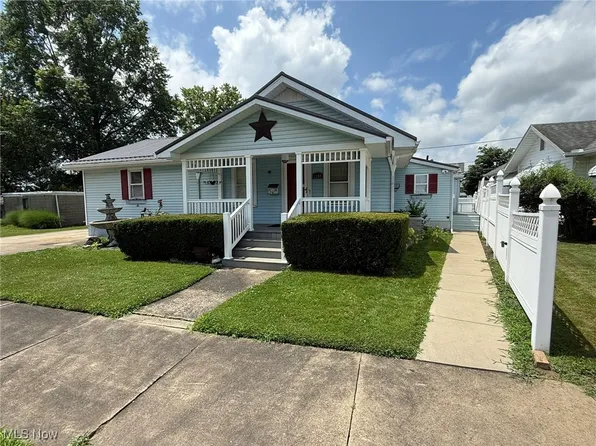 1208 3rd St NW, New Philadelphia, OH 44663