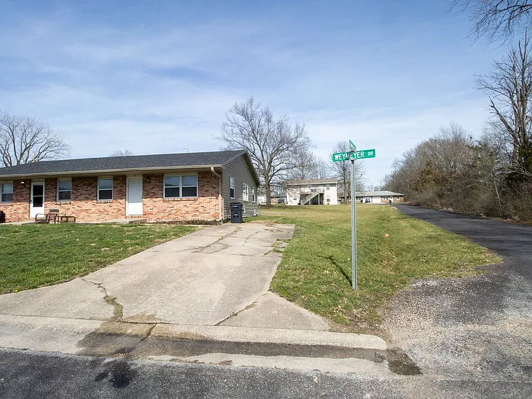 3711 Weymeyer Dr — Photo 2