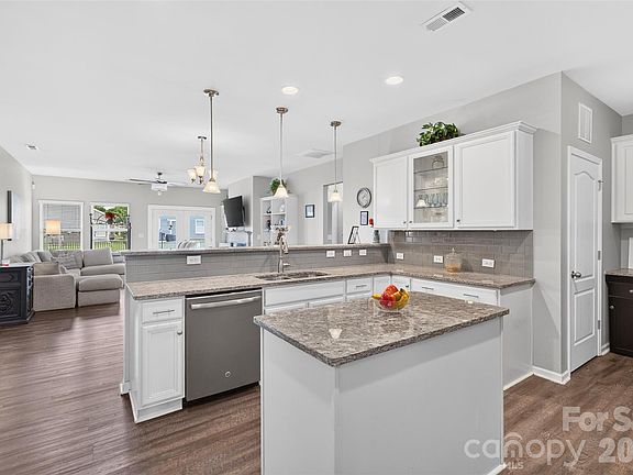 3rd image of 179 Glastonbury Dr