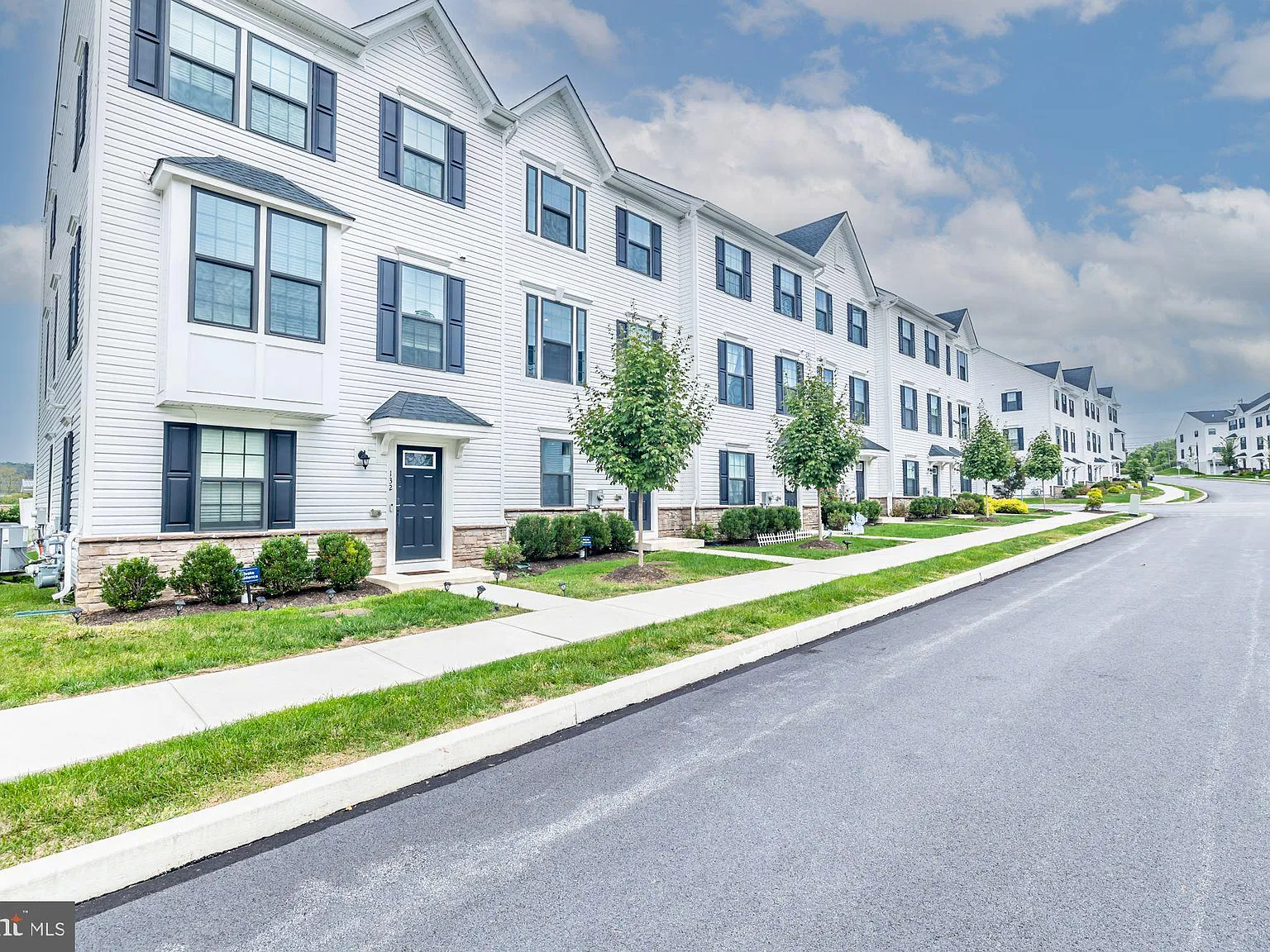 3 bed, 4.0 bath, 1498 sqft, $3,300 — Photo 3