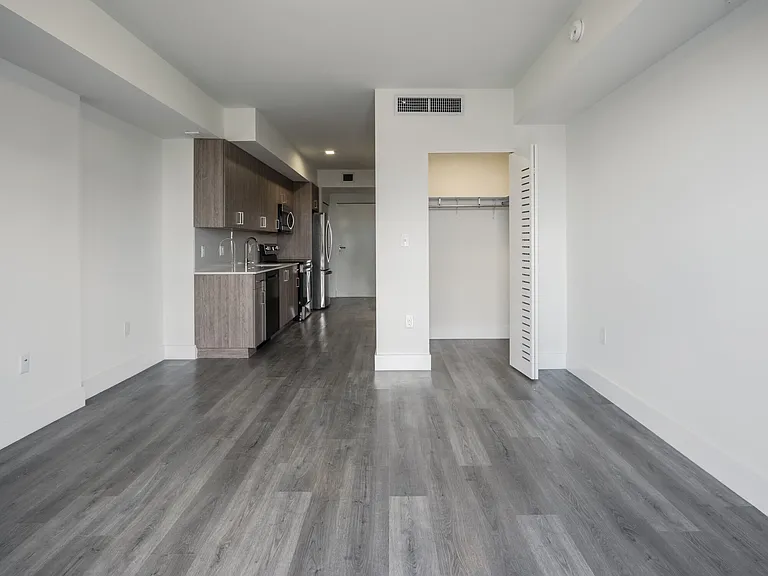 1025 Metro — Photo 15