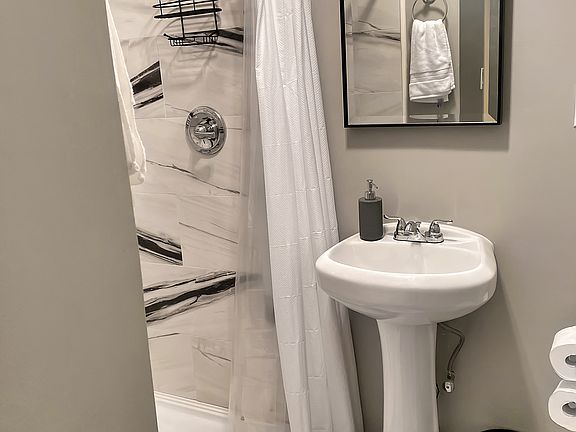 4th image of 2897 Harrington Ave #1A