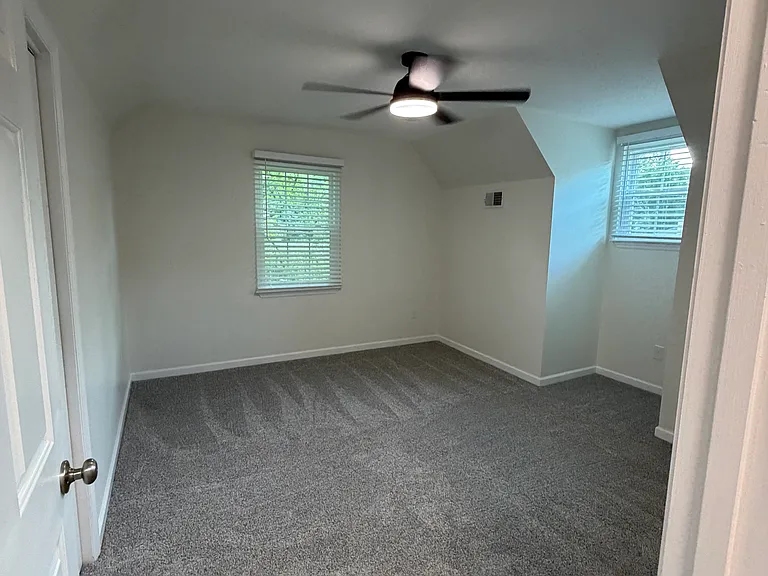 302 Rolling Acres Dr — Photo 6