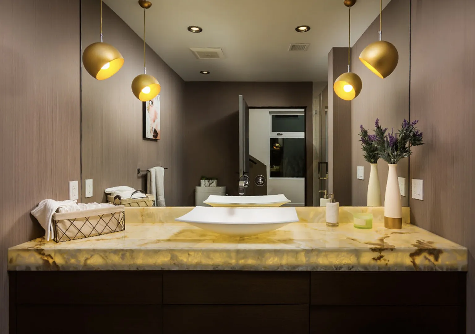 Fabulous 6BdR with City View — Photo 1