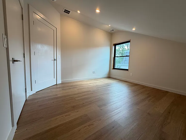20 W 3rd St #3 — Photo 28