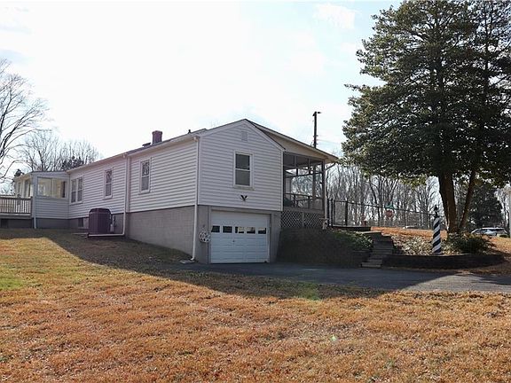 3rd image of 1833 S Hill Ave
