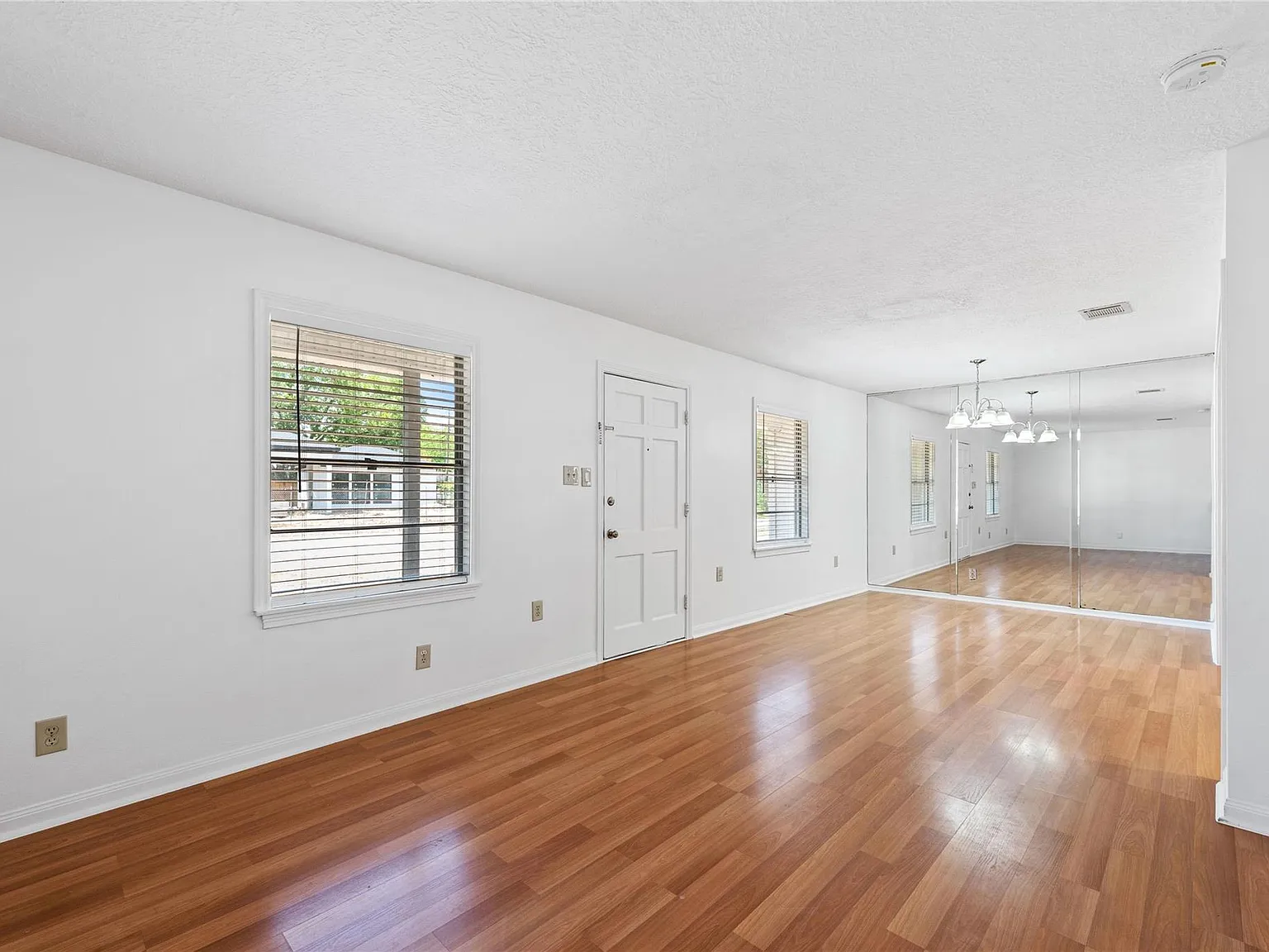 3 bed, 2.0 bath, 1156 sqft, $2,045 — Photo 2
