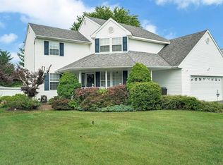 7 Anna Ct, West Islip, NY 11795