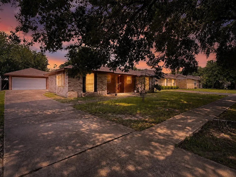 6902 Feather Creek Dr