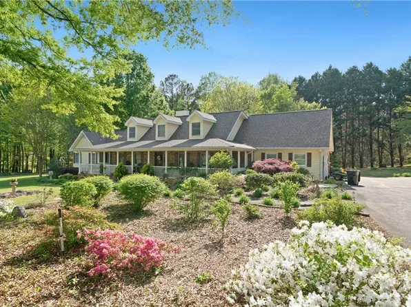 2760 Bay Ridge Dr, Loganville, GA 30052