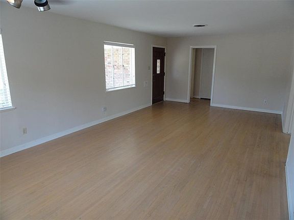 2nd image of 3115 Castlewood St