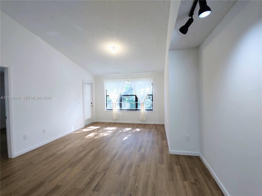 4401 W McNab Rd, photo 2