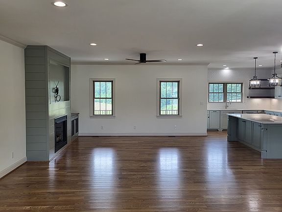 5th image of 100 Granite Dr