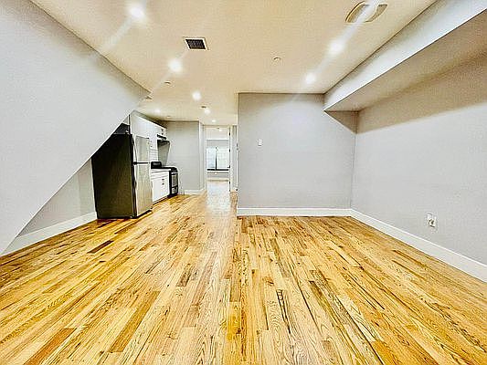 3rd image of 586 Bainbridge St #1H