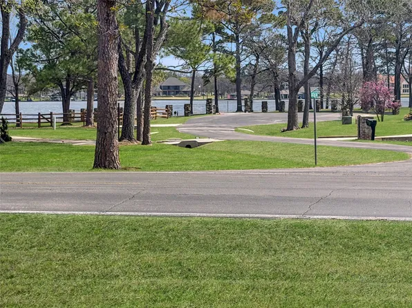 742 Kiowa Dr W, Lake Kiowa, TX 76240