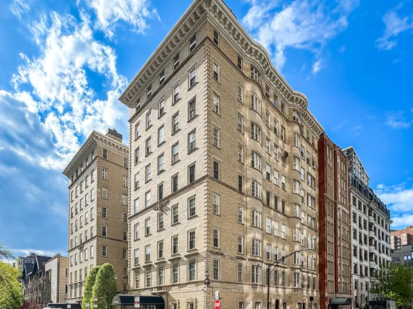 70 E Scott St APT 605, Chicago, IL 60610