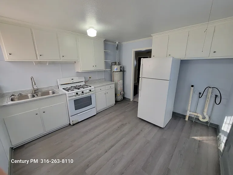 4011 E Whitney Ln — Photo 2