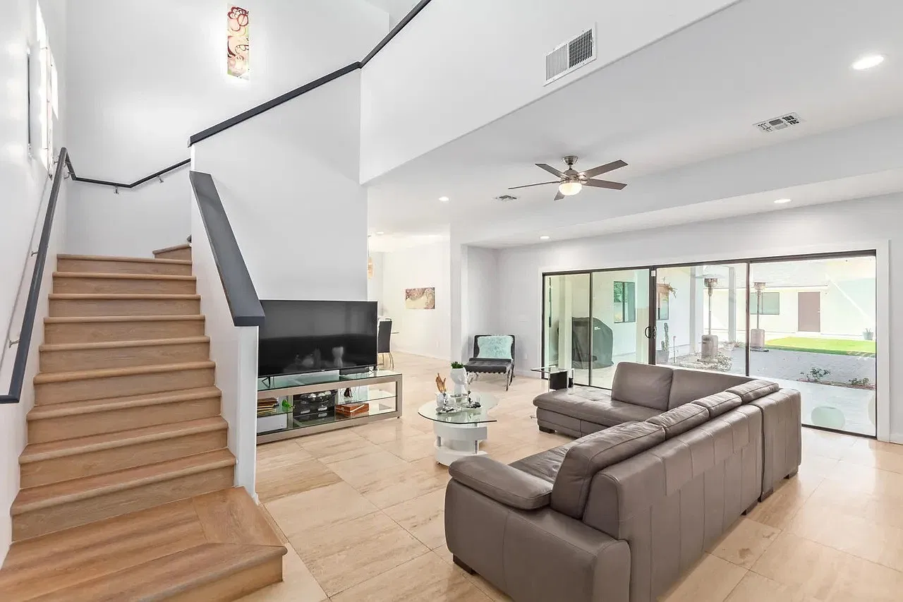 4 bed, 3800 sqft, $5,999 — Photo 3