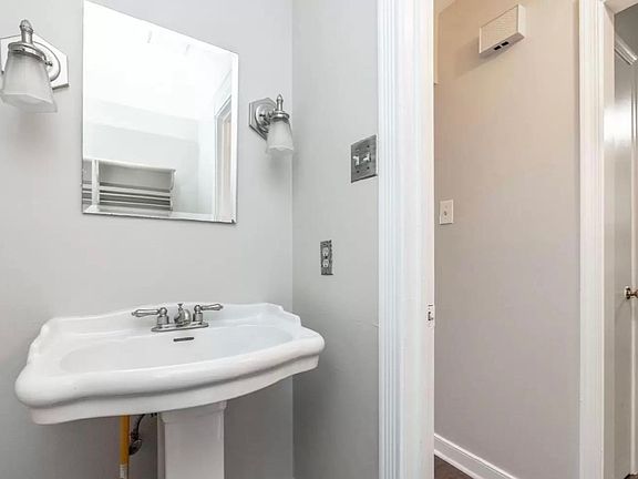 2nd image of 2912 Ennismore Ct