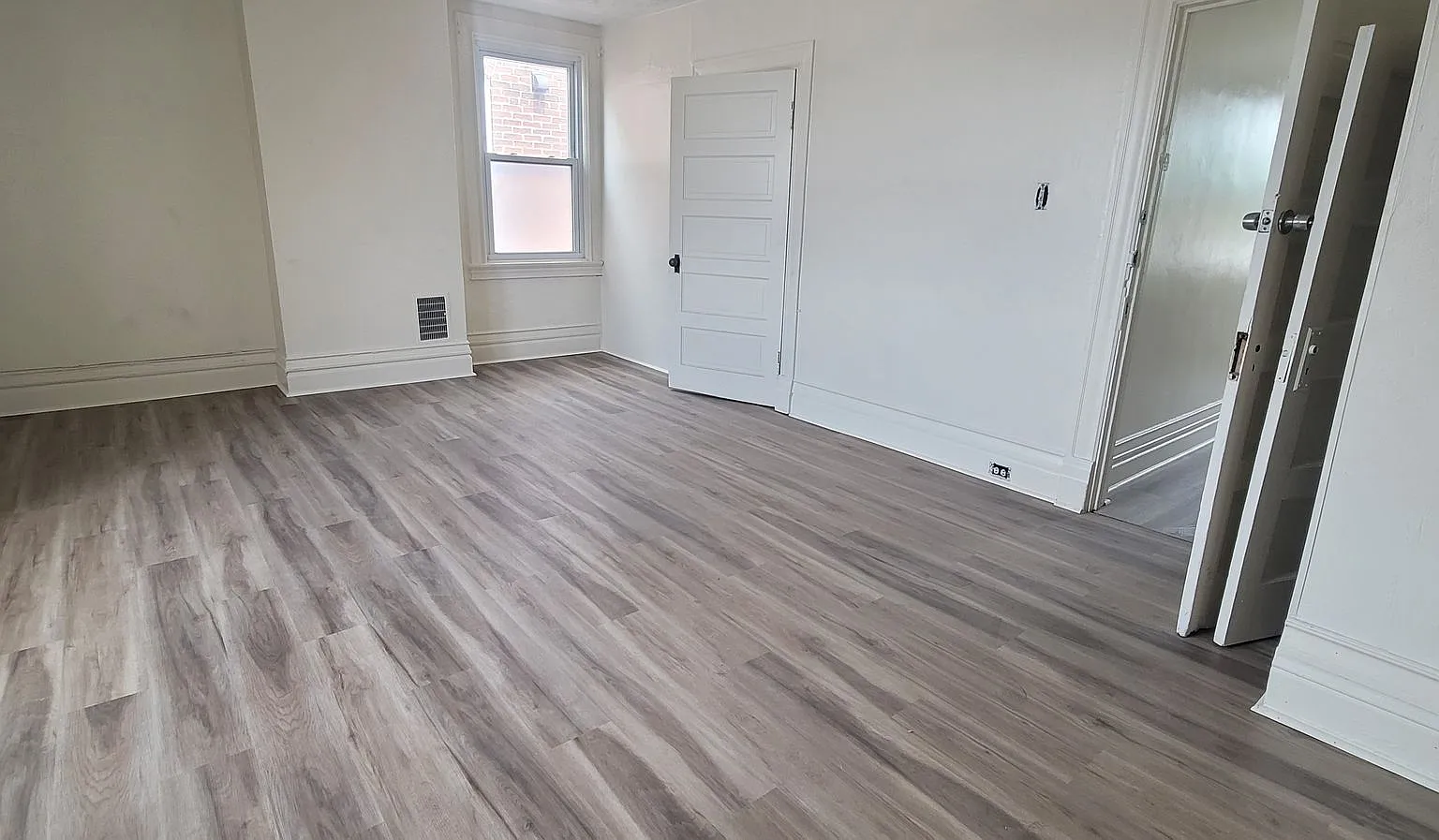 South Oakland 2 Bedroom — Photo 1