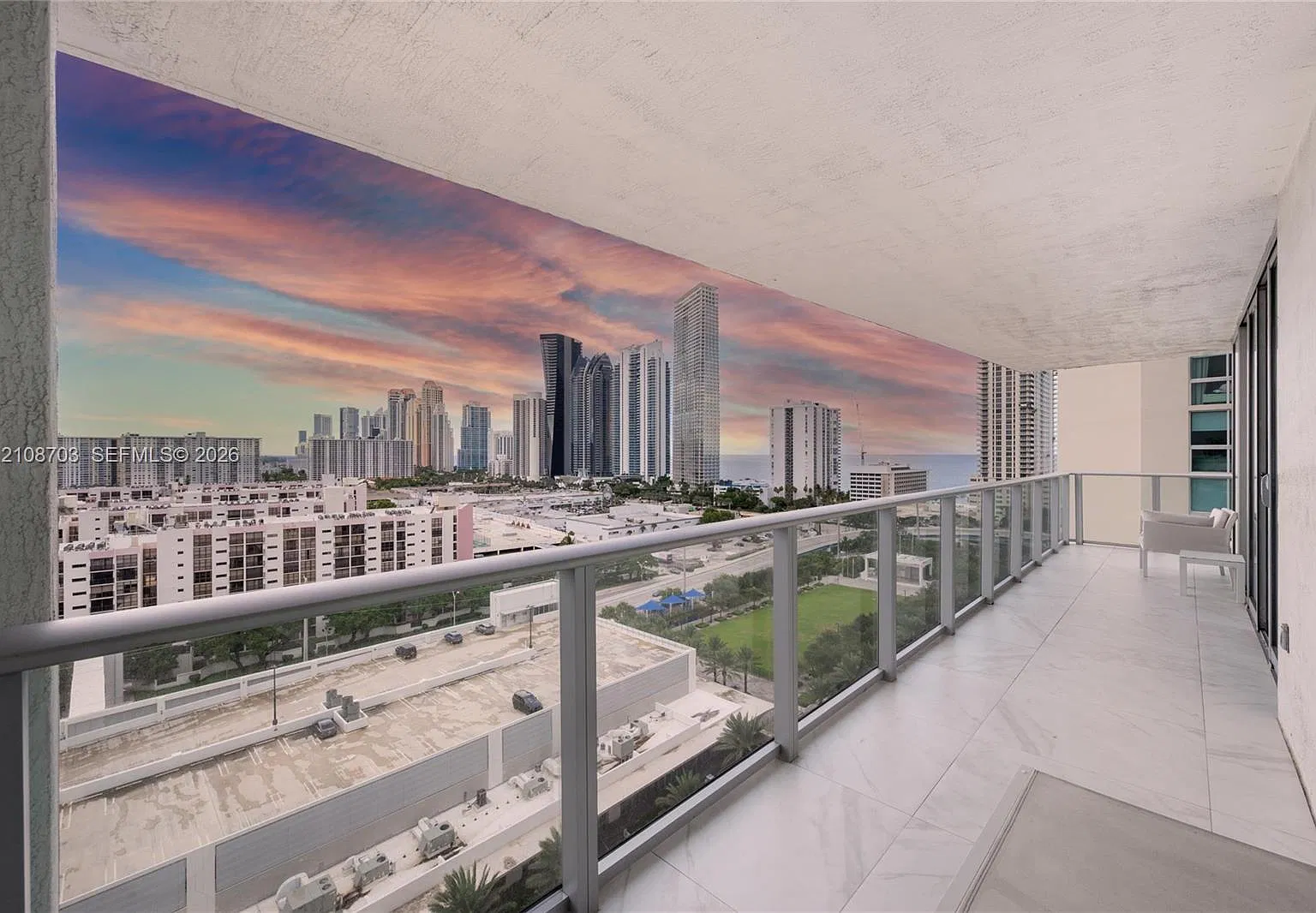 Parque Towers Condo — Photo 1
