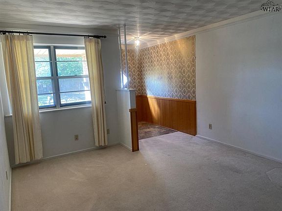 3rd image of 500 W Rebecca Ave