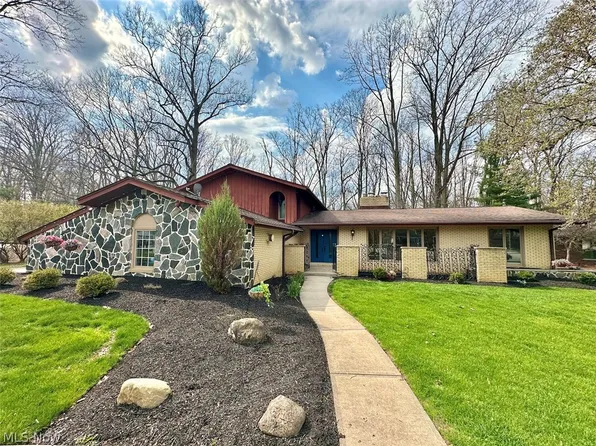 8630 Hollis Ln, Brecksville, OH 44141