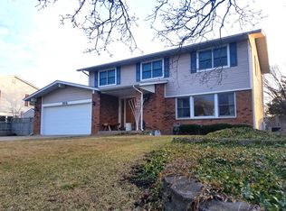 302 High Point Dr, Lindenhurst, IL 60046