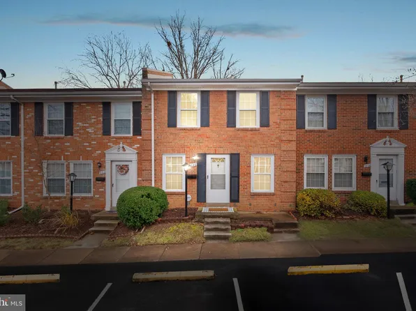 220 N Baylor Dr, Sterling, VA 20164