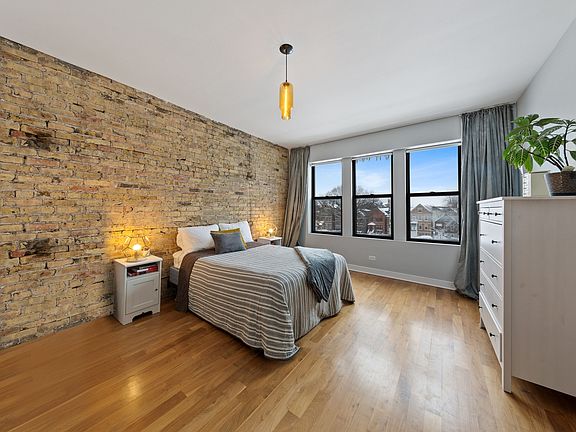 3rd image of 2128 N Oakley Ave APT 3