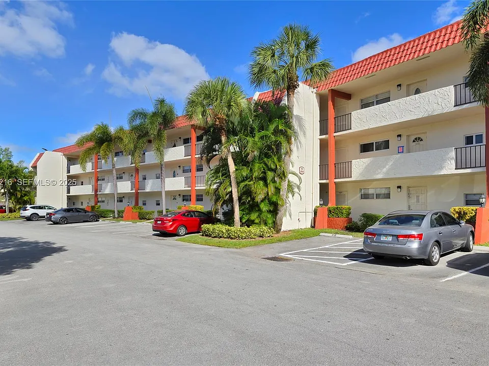 9500 N Hollybrook Lake Dr #202