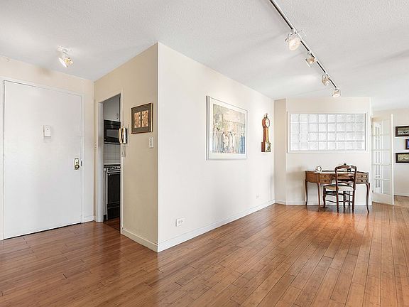 5th image of 201 W 70th St APT 26K