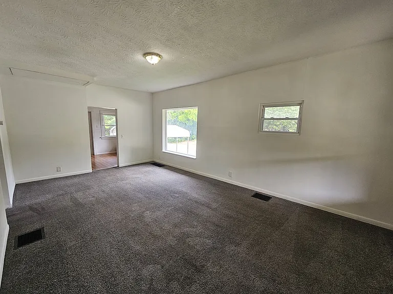 79 Home St — Photo 3