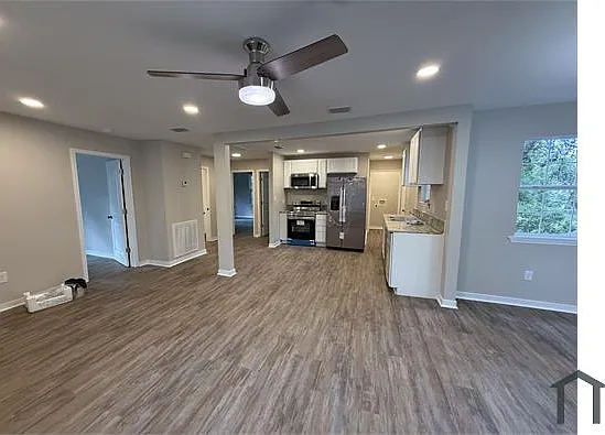 1108 Cottrell St — Photo 2