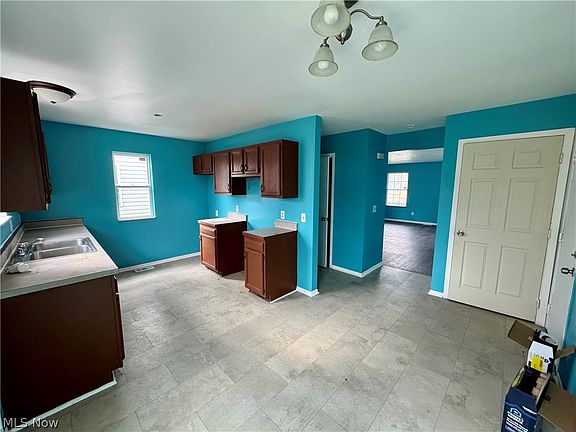 3rd image of 359 W Chalmers Ave