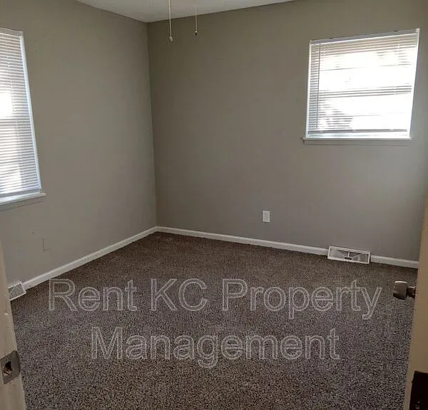 5703 NE 51st St — Photo 7