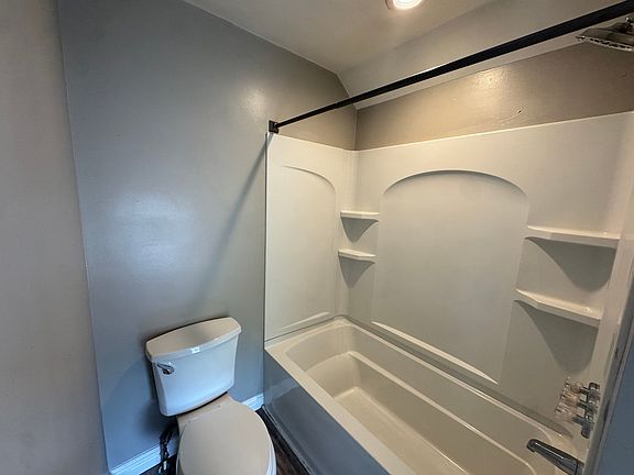 5th image of 833 S Main St #1