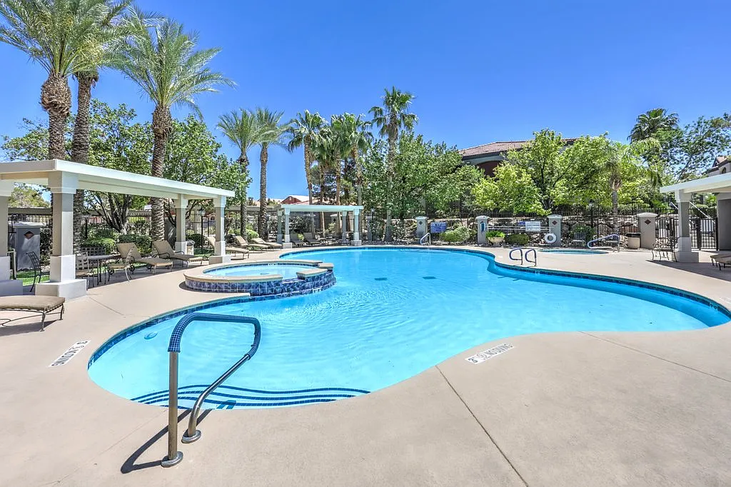 Luxury Seven Hills 1BR Condo — Photo 2