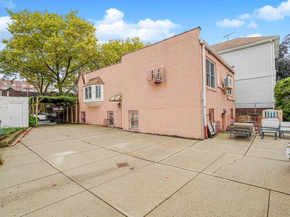 33 Manhattan Court image 29 of 32