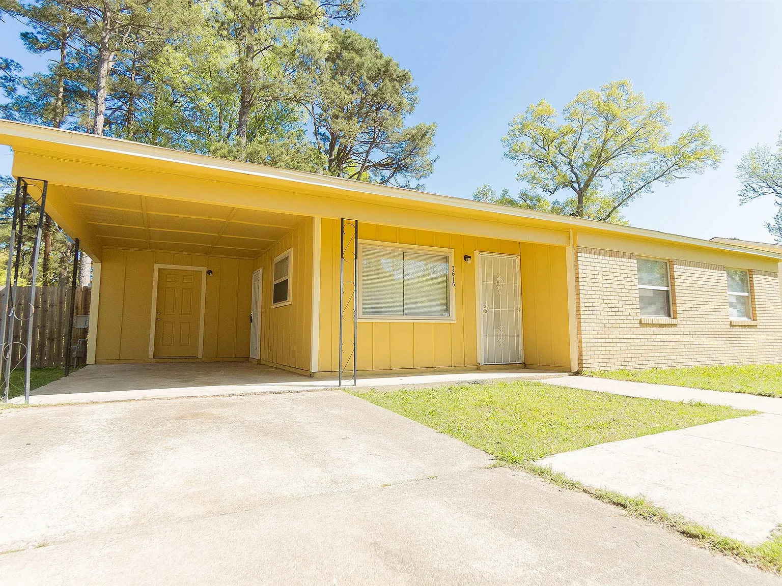 3 bed, 1.0 bath, 1008 sqft, $1,095 — Photo 2